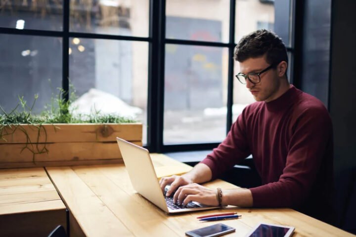 Melhor trabalho do mundo? Profissão alia altos salários a trabalho remoto; conheça